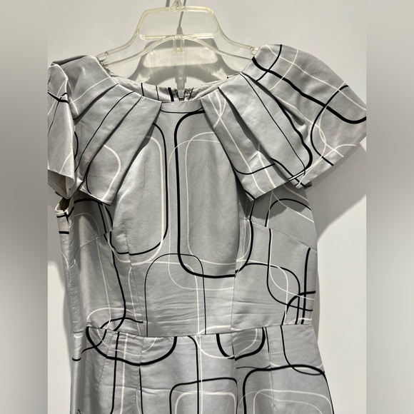 🖤 Beautiful silk dress in a gorgeous silk print and unique raffle detail - Picture 8 of 11